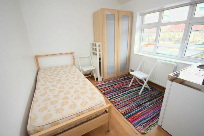Studio To Rent In Westway, Shepherds Bush, London, W12
