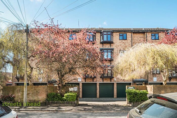 2 Bedroom Flat To Rent In St. Aubyns Road, London, SE19