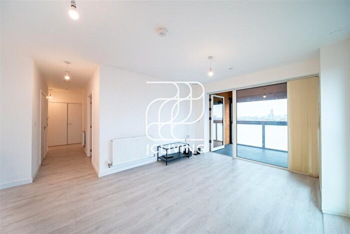 2 Bedroom Flat To Rent In East Acton Lane, London, W3