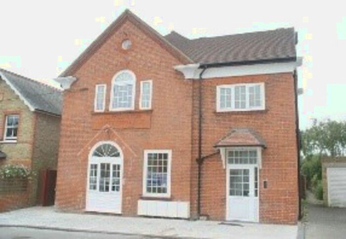 2 Bedroom Flat To Rent In Harvest Road, Englefield Green TW20