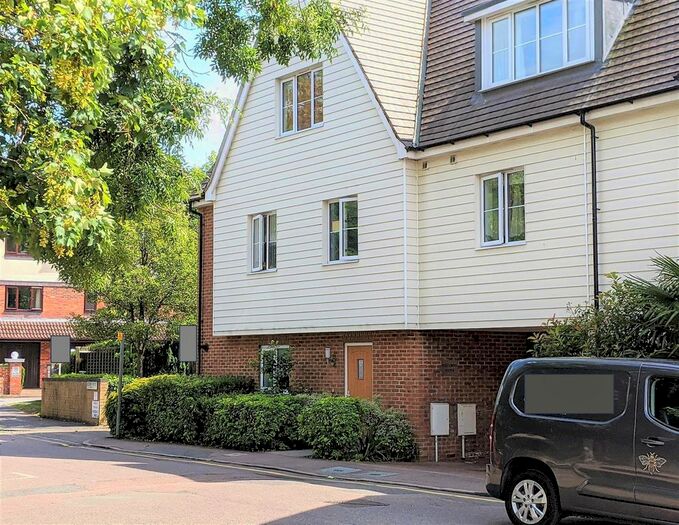 2 Bedroom Flat To Rent In Station Approach, Theydon Bois, Epping, CM16