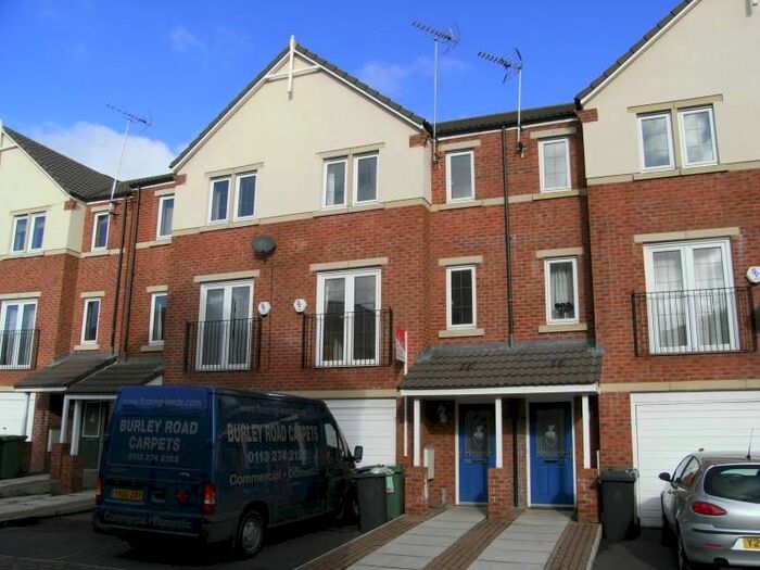 3 Bedroom Town House To Rent In Fielding Way, Morley, Leeds, West Yorkshire, LS27