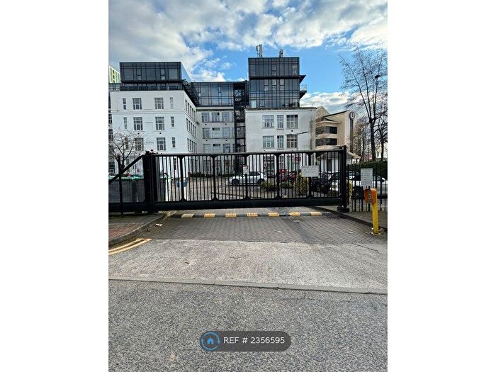 3 Bedroom Flat To Rent In Dock Office, Salford, M50