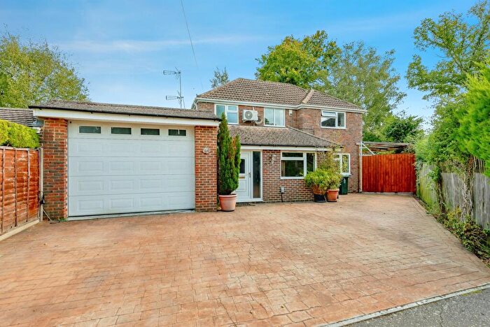 4 Bedroom Detached House For Sale In Gales Drive, Crawley, RH10