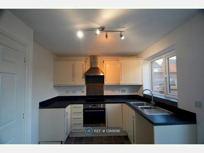 3 Bedroom Semi-Detached House To Rent In Pennwell Gate, Leeds, LS14