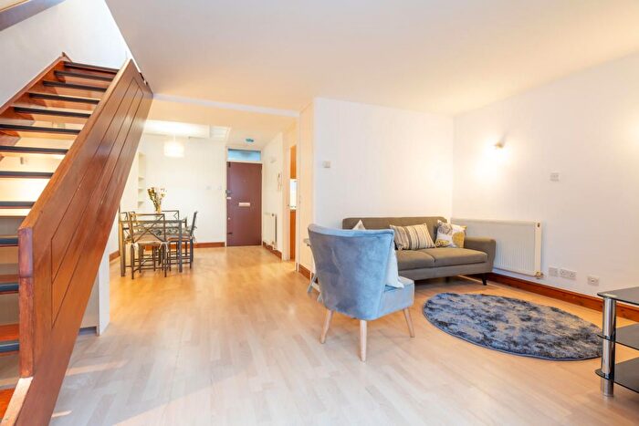 3 Bedroom Flat To Rent In Queensway, London, W2