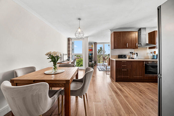 2 Bedroom Flat For Sale In Manor Court, Weybridge, KT13