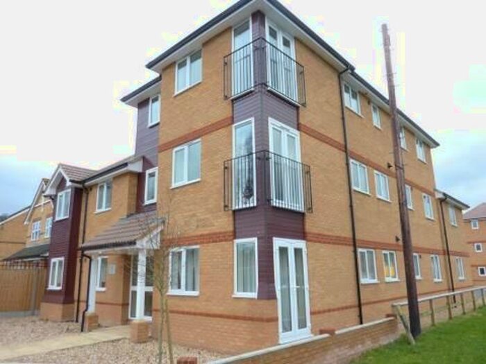 2 Bedroom Flat To Rent In Honey Court, Meadow Road, Farnborough, GU14