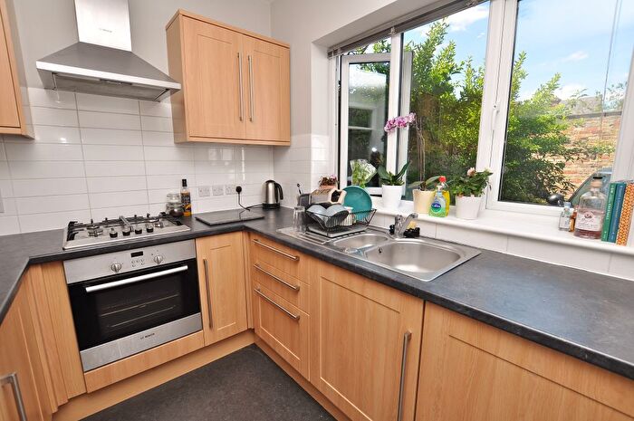 1 Bedroom Flat To Rent In Denzil Road, Guildford, Surrey, GU2