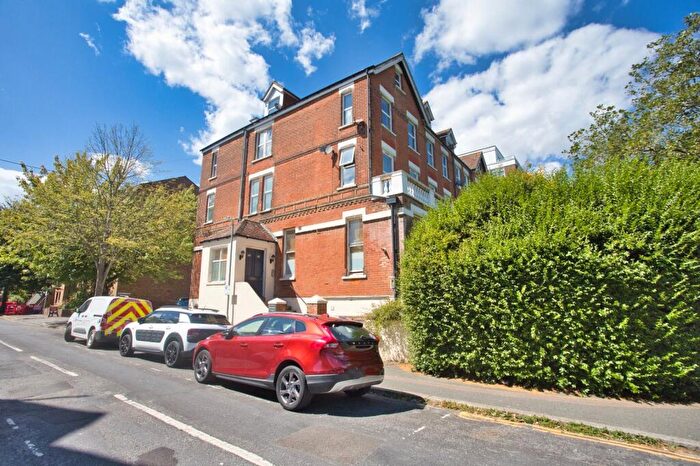 2 Bedroom Flat For Sale In Earls Avenue, Folkestone, Kent, CT20