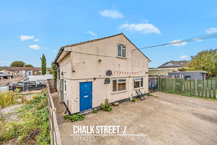 2 Bedroom Maisonette For Sale In Albert Road, Romford, RM1
