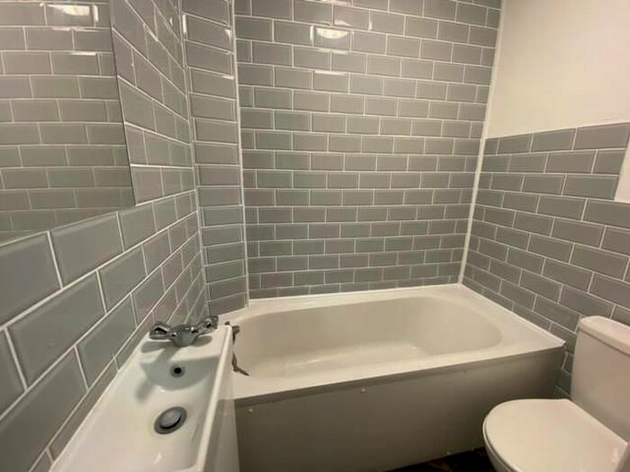 Detached House To Rent In Gassiot Road, London, SW17