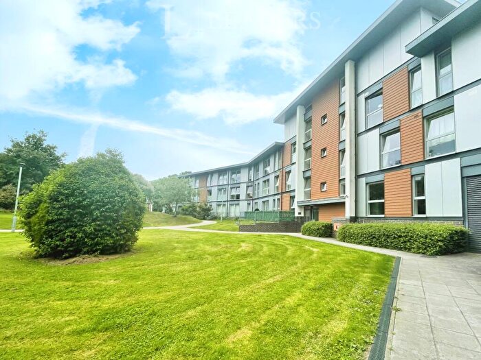 2 Bedroom Apartment To Rent In Commonwealth Drive, Three Bridges, RH10