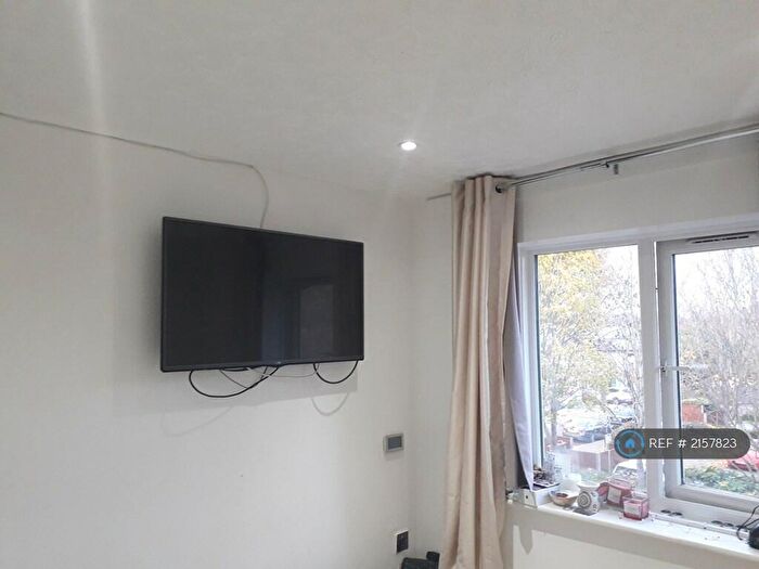 2 Bedroom Flat To Rent In Evelyn Denington Road, London, E6