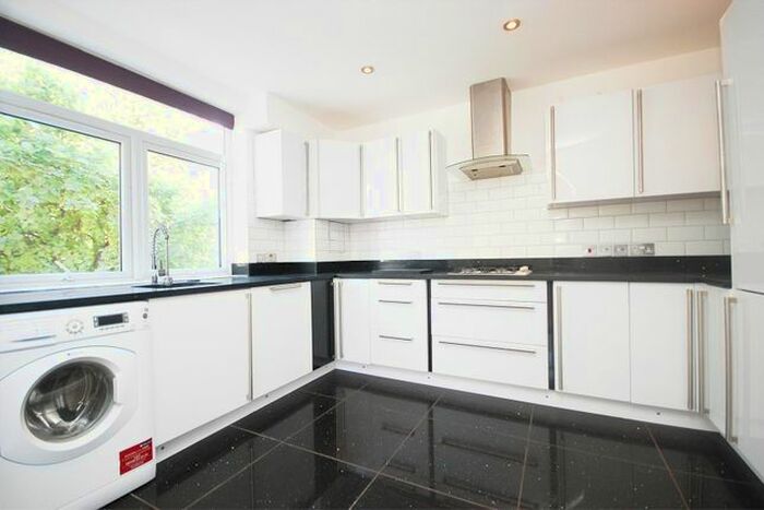 2 Bedroom Flat To Rent In High Street, Hampton Hill, Hampton, TW12