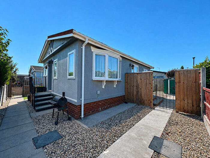 2 Bedroom Park Home For Sale In Hockley Park, Hockley, SS5