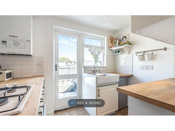 2 Bedroom Flat To Rent In Offley Road, Kennington, London, SW9