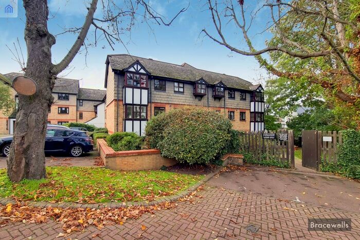 2 Bedroom Flat To Rent In Pages Hill, London, N10