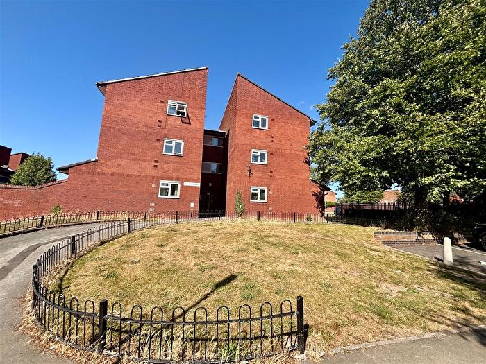 2 Bedroom Flat To Rent In Crossfell, Wilnecote, B77