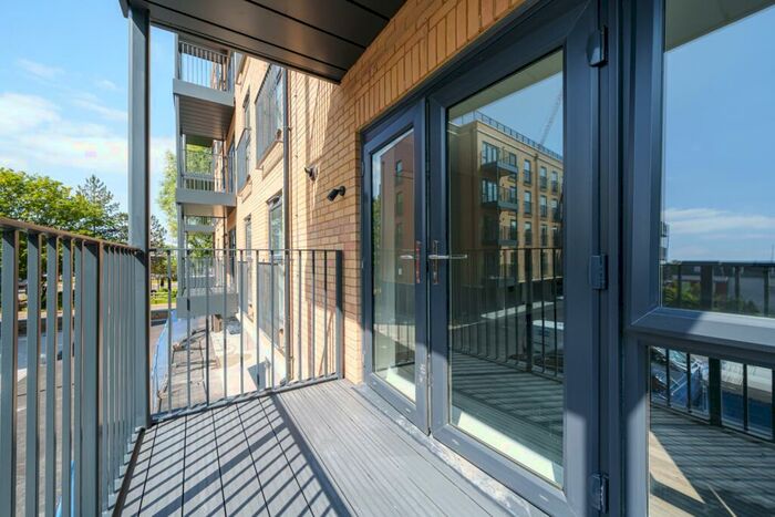 3 Bedroom Flat To Rent In Barley Close Greenhithe, DA9