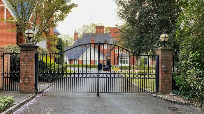 3 Bedroom Flat To Rent In Devey Close, Kingston Upon Thames KT2