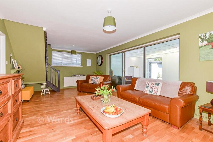 4 Bedroom Chalet For Sale In Maydowns Road, Whitstable, Kent, CT5
