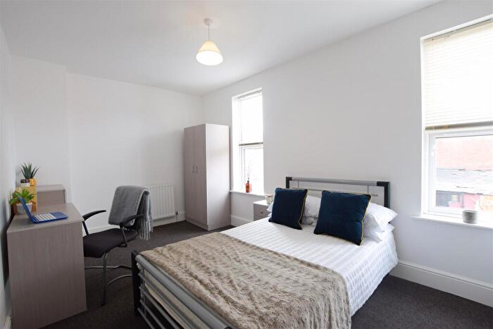 2 Bedroom Terraced House To Rent In Smith Street - Student House - /, LN5