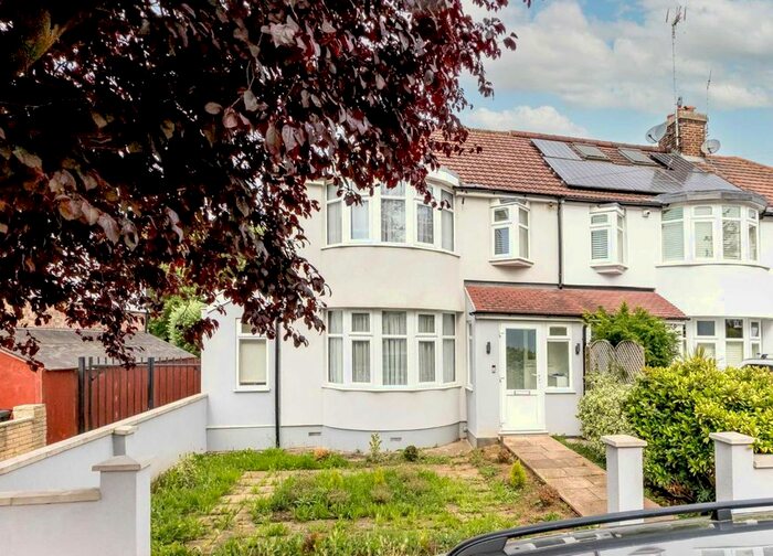 4 Bedroom Semi-Detached House To Rent In Bridge Avenue, London, W7