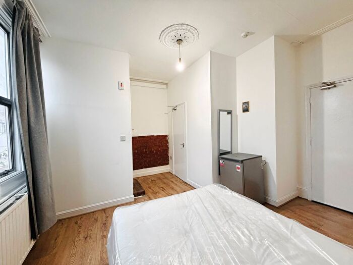 Studio To Rent In Mitcham Lane, London, SW16