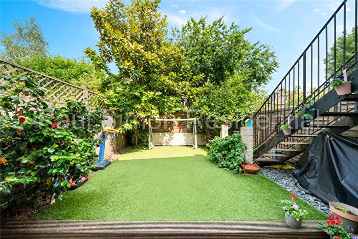 2 Bedroom Apartment For Sale In Umfreville Road, London, N4