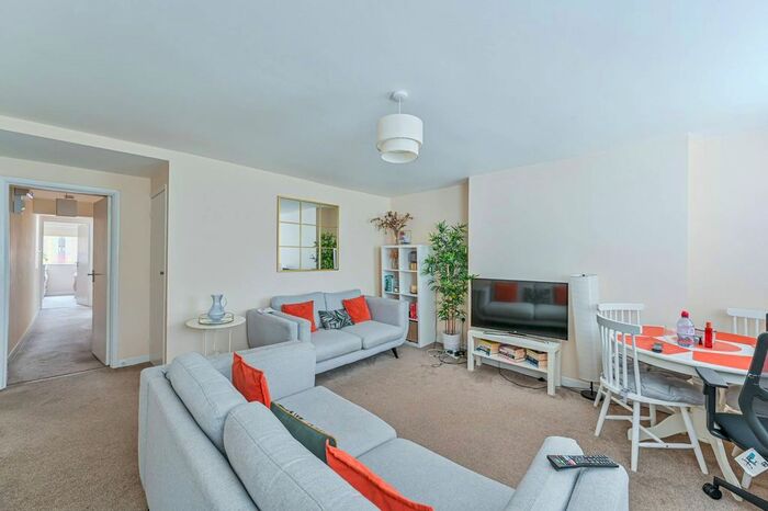 2 Bedroom Flat To Rent In Clapham Road, Oval, London, SW9