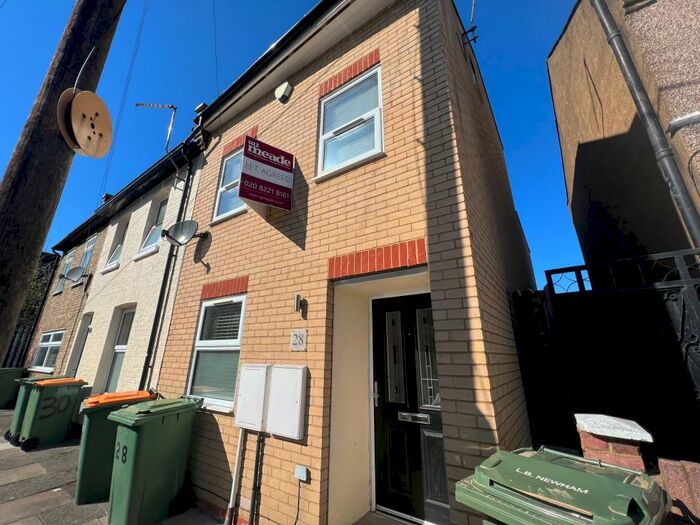 3 Bedroom Semi-Detached House To Rent In Davis Street, Plaistow, E13