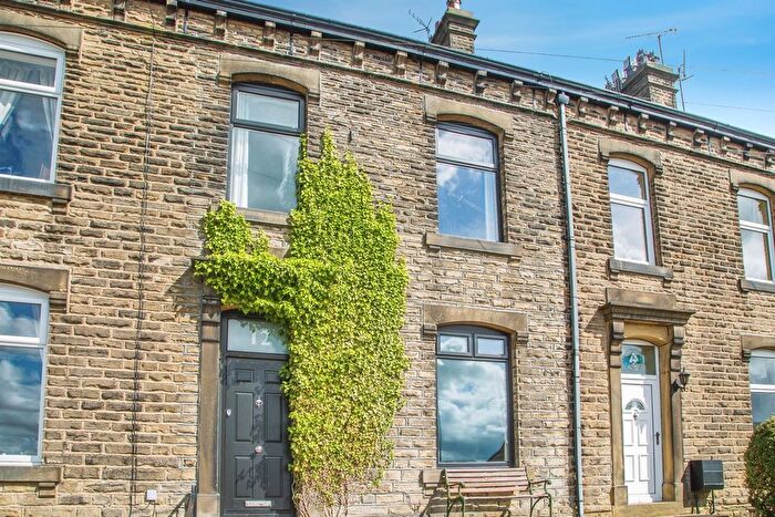 3 Bedroom Maisonette For Sale In New Mill Road, Holmfirth, HD9