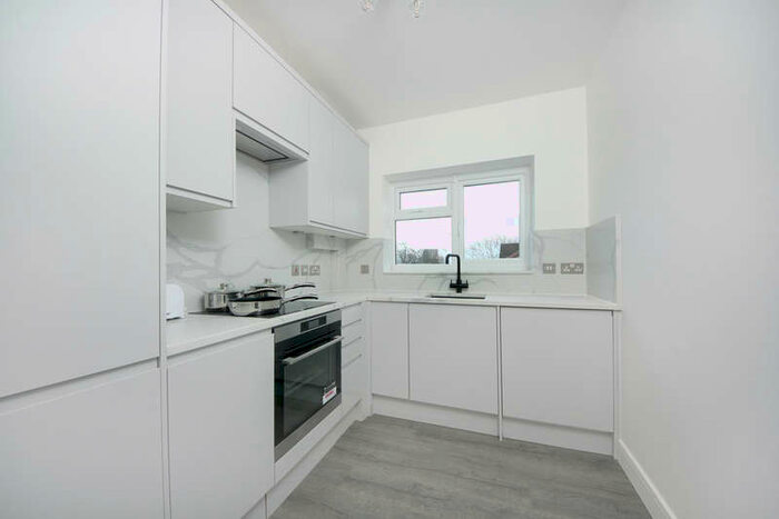 3 Bedroom Flat To Rent In Perryn Road, W3