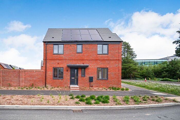 3 Bedroom Property To Rent In Gethin Grove, Crowthorne, RG45