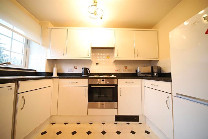 1 Bedroom Flat For Sale In Cockfosters Road, Cockfosters, Barnet, EN4