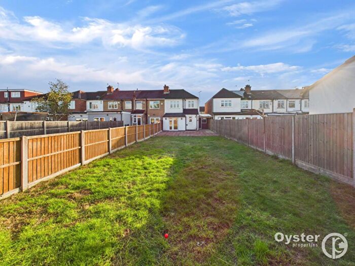 3 Bedroom End Of Terrace House For Sale In Hartford Avenue, Harrow, HA3