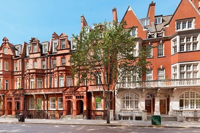 2 Bedroom Flat For Sale In Lower Sloane Street, London, SW1W