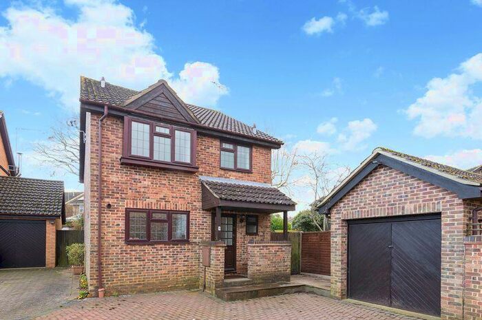 3 Bedroom Detached House To Rent In Alvernia Close, Godalming, GU7