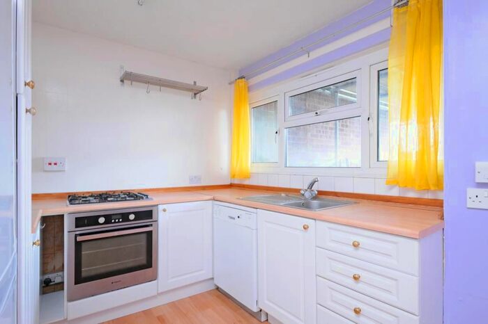 3 Bedroom Flat To Rent In Surbiton, Greater London, KT5