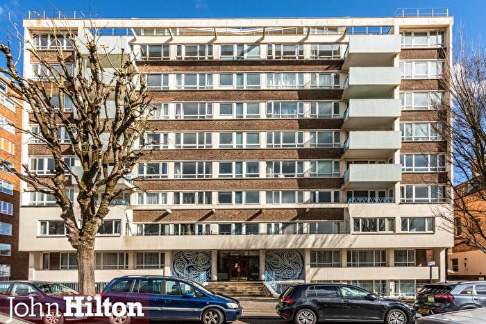 2 Bedroom Flat For Sale In The Drive, Hove, BN3