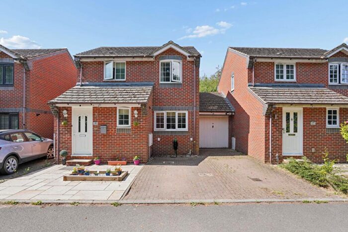 3 Bedroom Link Detached House For Sale In Mackenzie Avenue, Milton, OX14