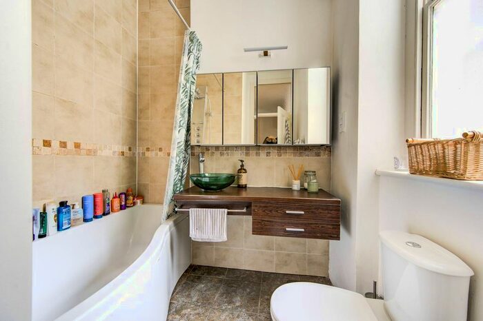 2 Bedroom Flat To Rent In New Kings Road, Parsons Green, London, SW6