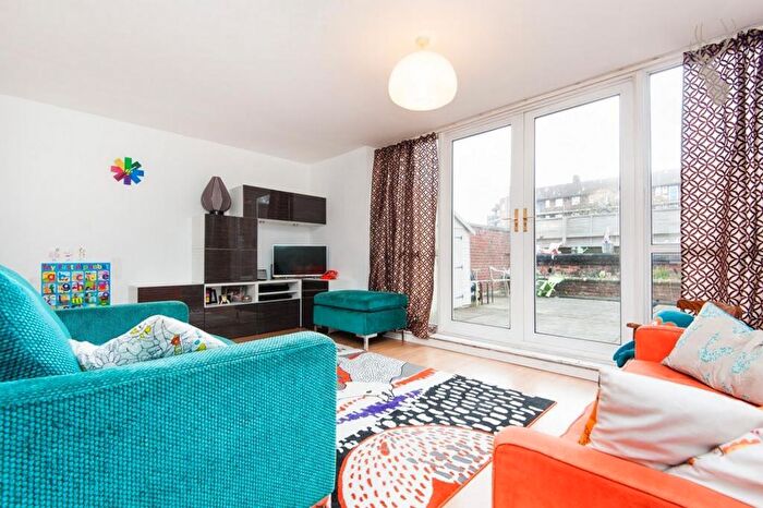 3 Bedroom Maisonette To Rent In Crondall Street, Shoreditch, N1