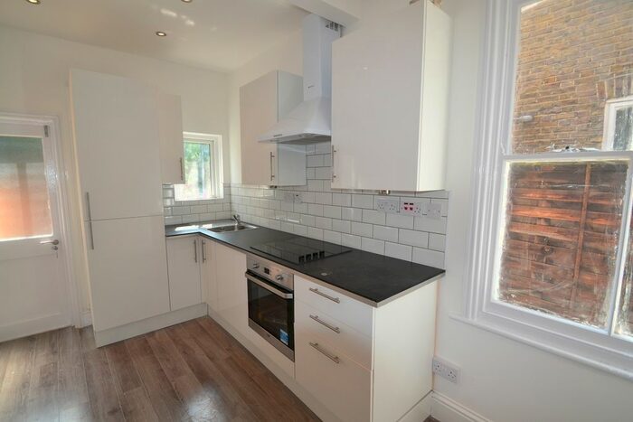 3 Bedroom Maisonette To Rent In Roxley Road, London, SE13