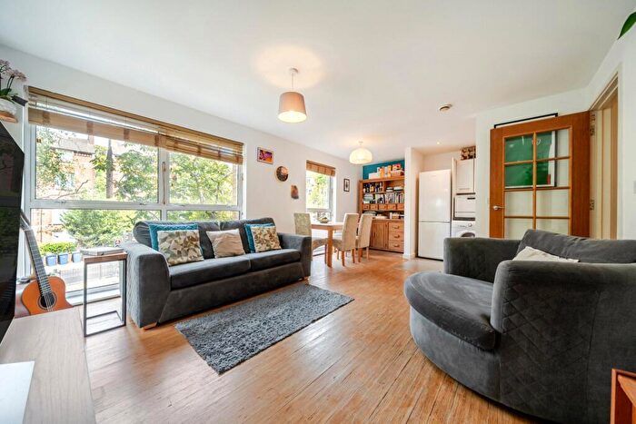 2 Bedroom Apartment For Sale In Highwood Close, London, SE22