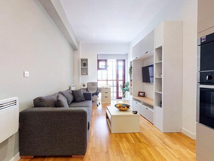 Apartment To Rent In Apt, Crown Residence #, LS1