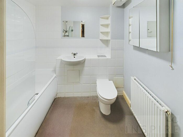 1 Bedroom Flat For Sale In Commonwealth Drive, Howlands Court, RH10