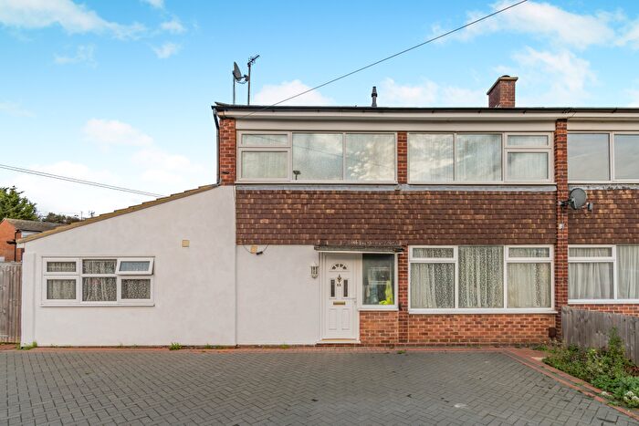 4 Bedroom Semi Detached House For Sale In Maple Road, Bicester, OX26