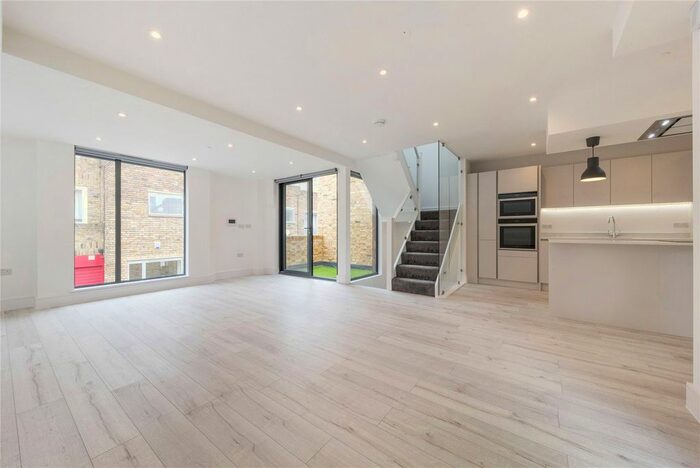 3 Bedroom Mews To Rent In Camden Mews, Camden, London, NW1